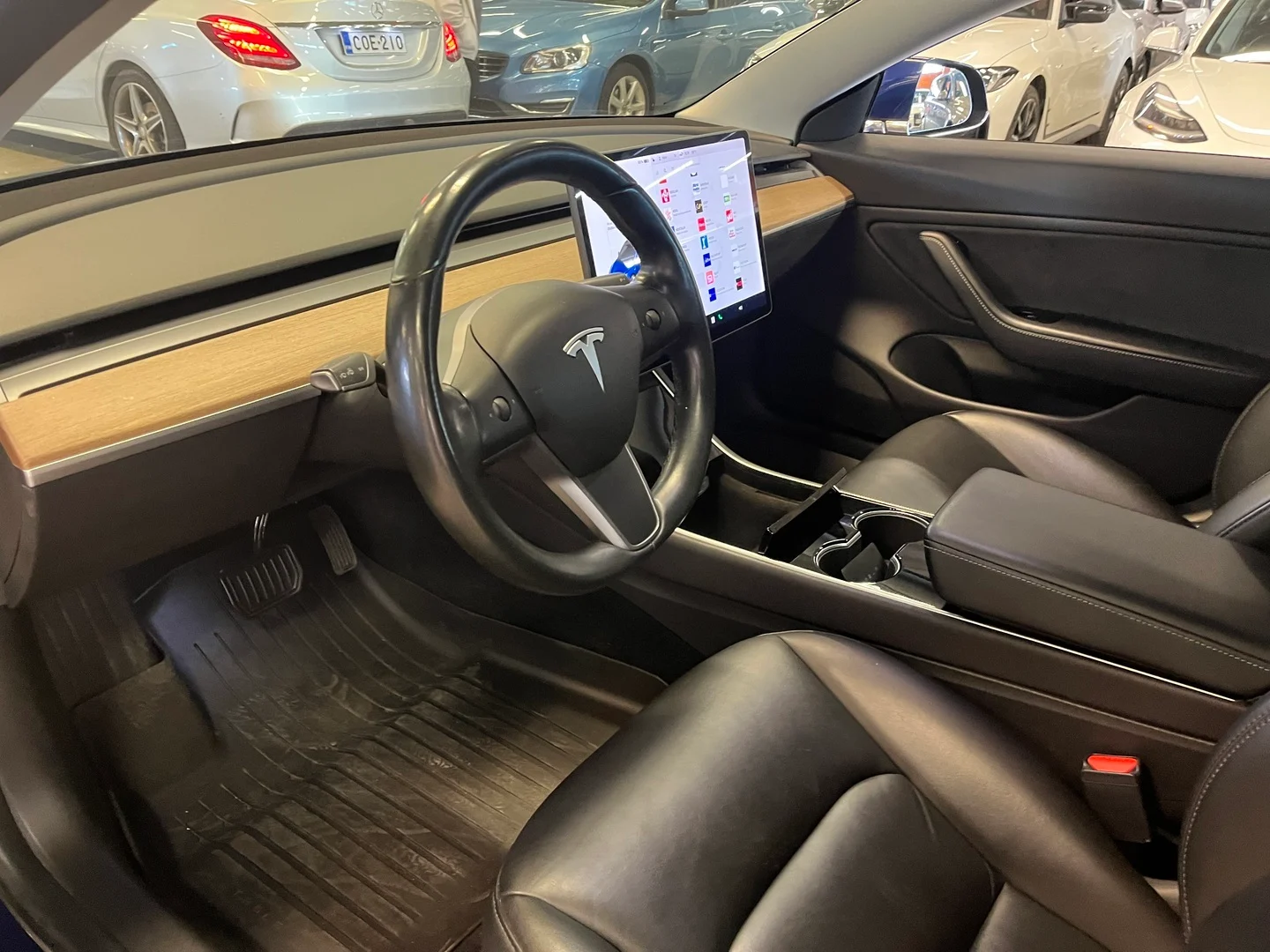 Car Image - 26B0eR7Xux1d9FNwlGEPmd