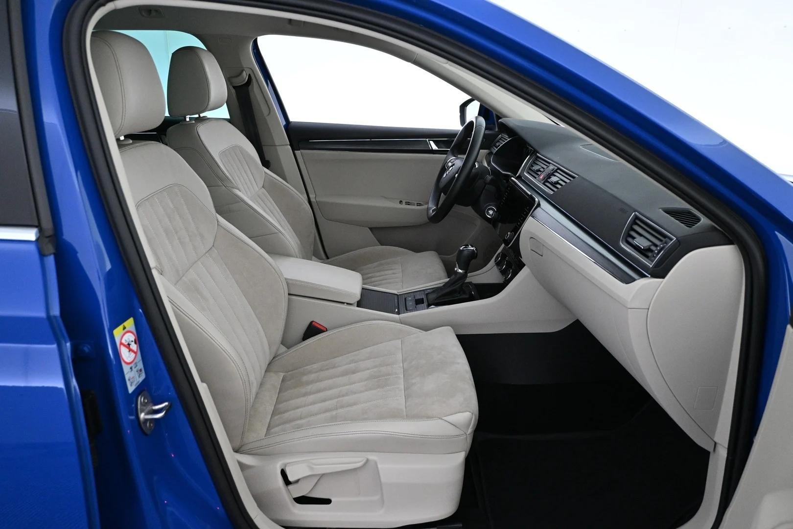 Car Image - oDLuDpchD0KMGrIewqj9K