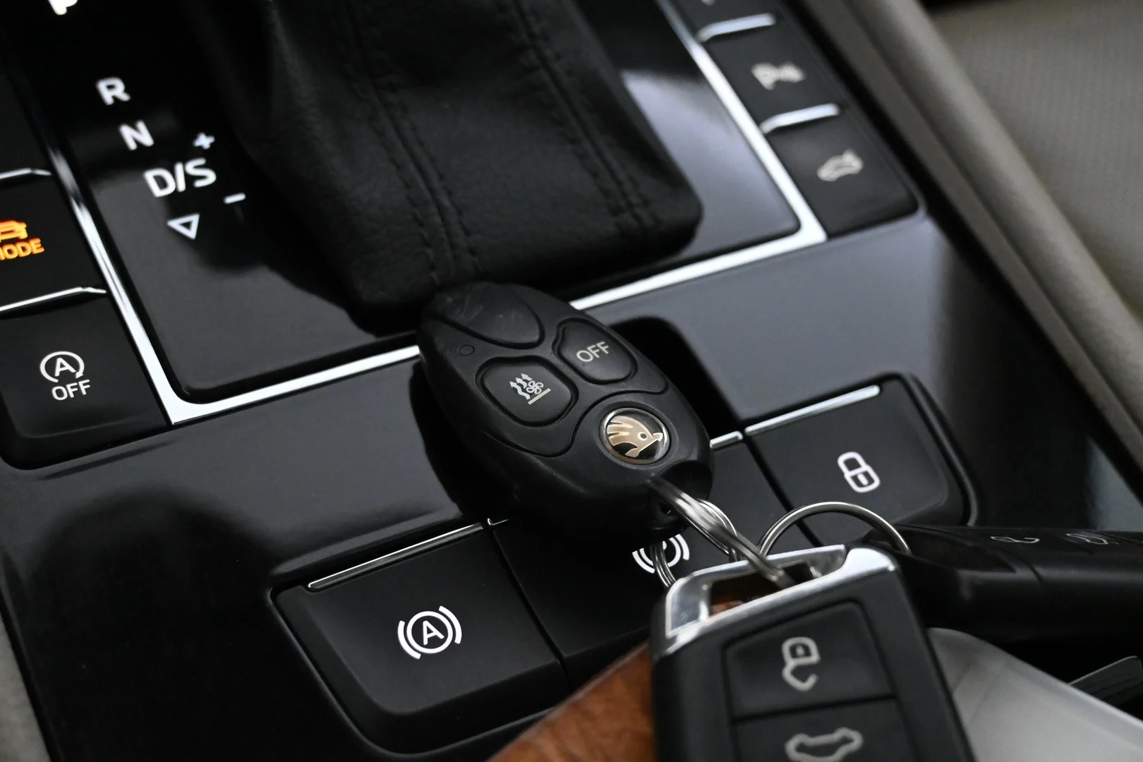 Car Image - 1OH9ZvhYfVXhF1khirKzEz