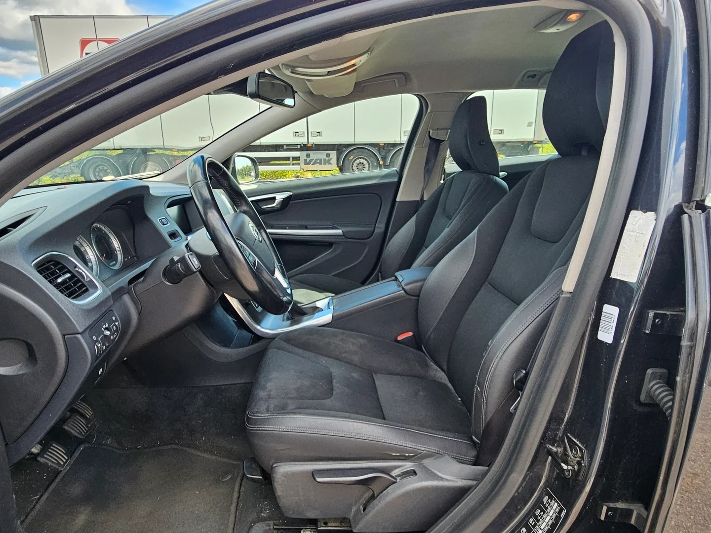 Car Image - 2NlaXVqIlGsl8j5HIYV1xn