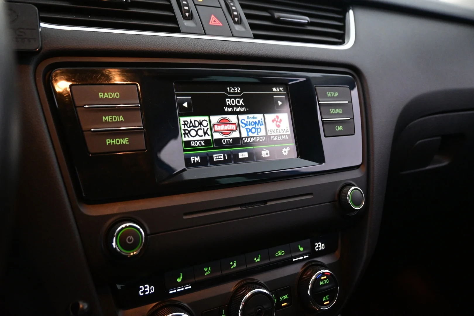 Car Image - 3AIwinkd2WthoxVbPFdHwe