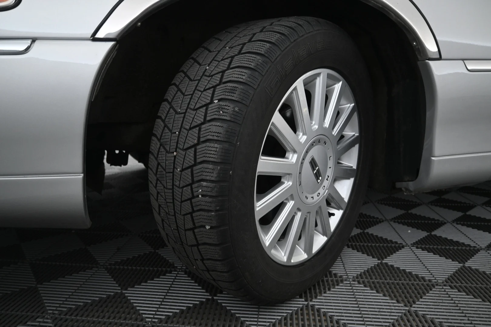 Car Image - 5VwifUGeeP45MUe8clfRP4