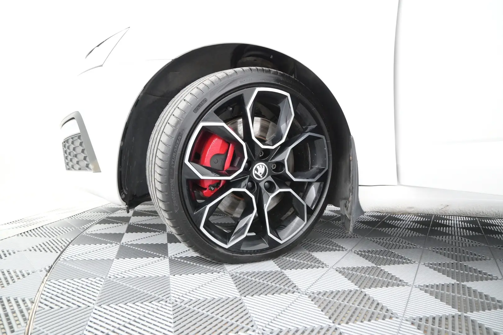 Car Image - 64V3zn5lWc1QItdJFCDJkl