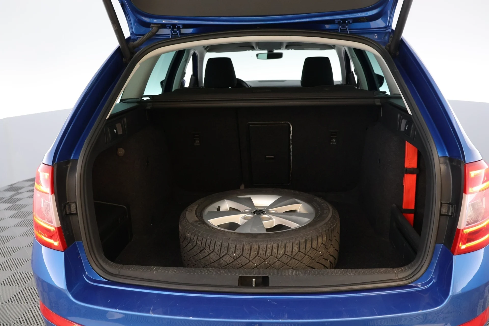 Car Image - 5d3DmBkHpGtMm97IlXWPUr