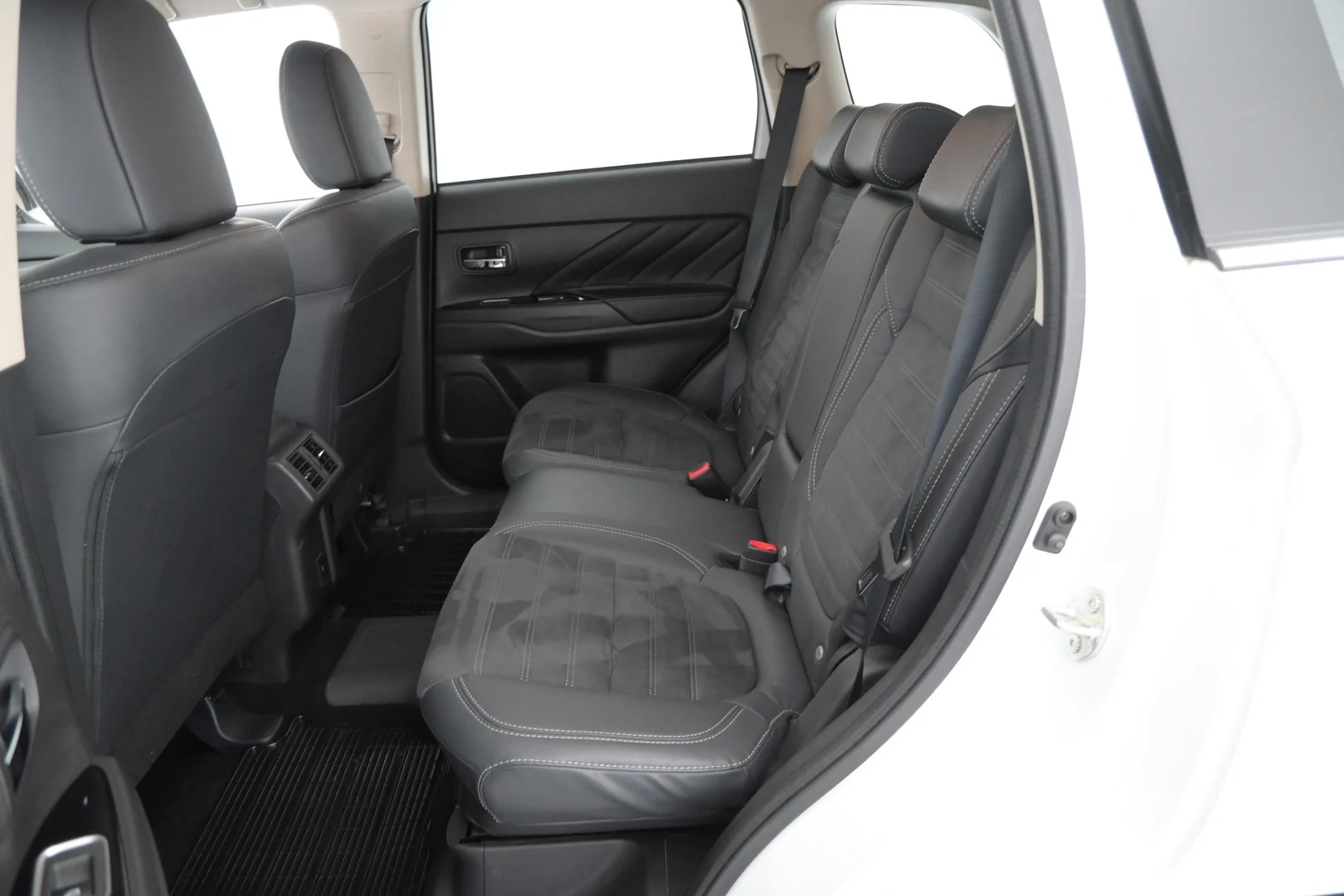 Car Image - rX3z3hcYitOiQQ46EixyI