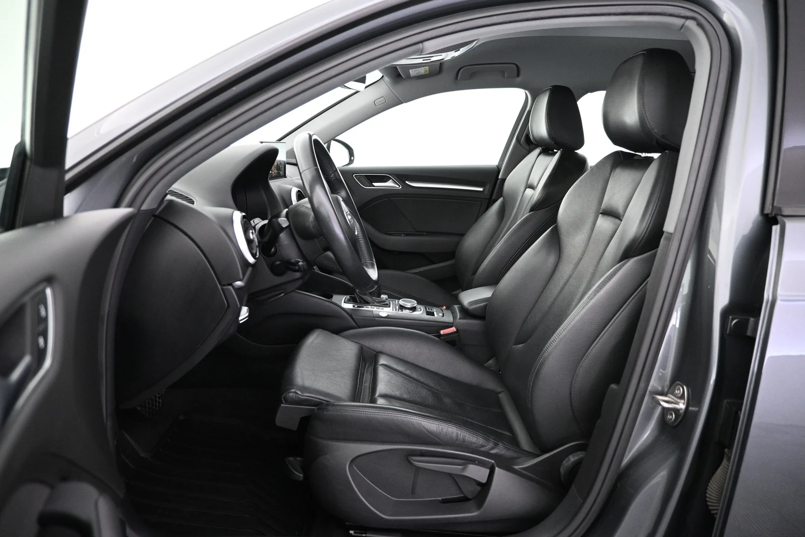 Car Image - 4Q2I3O1SQTlZPGtwA0slb2