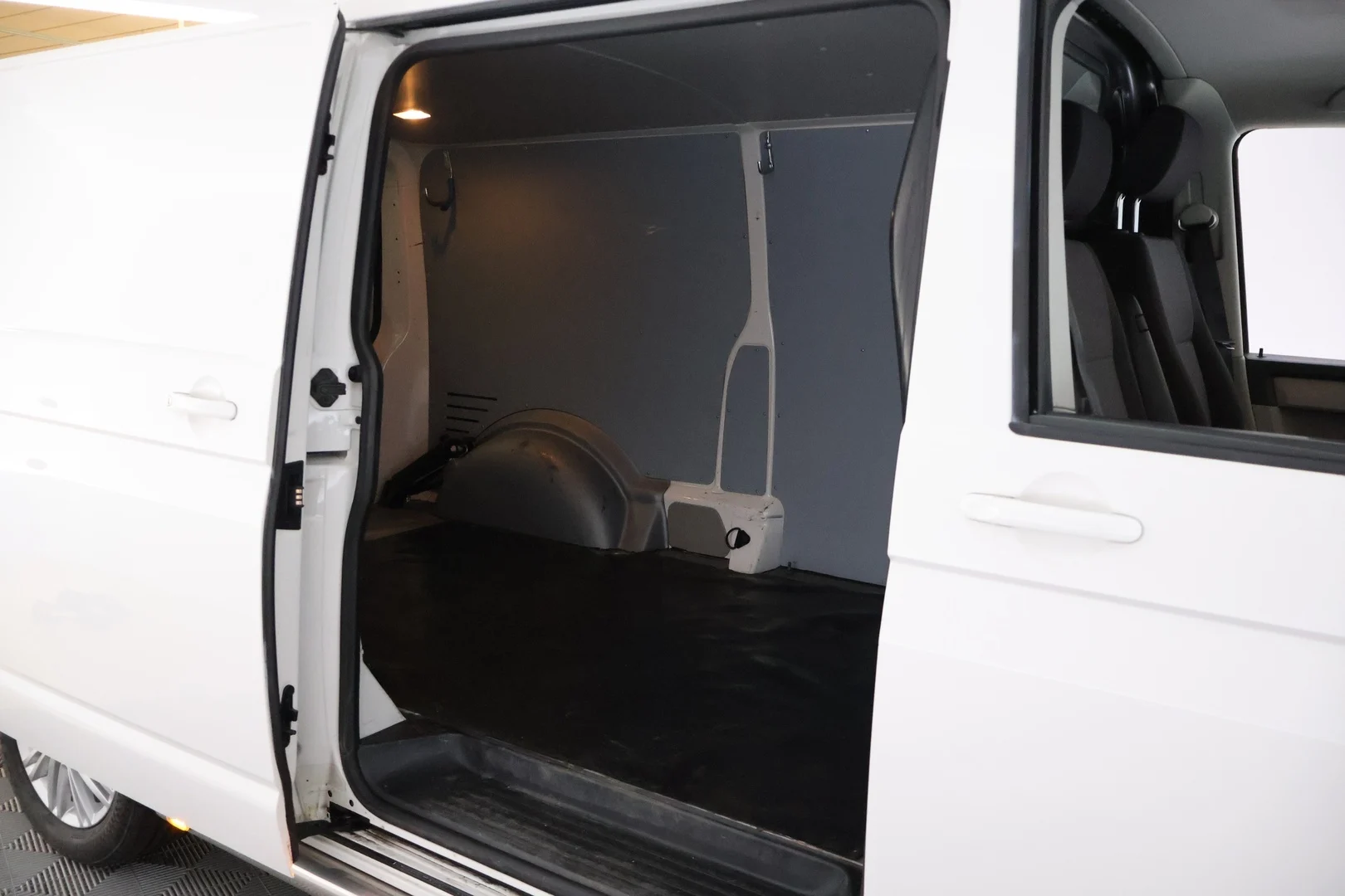Car Image - QcSGfKC1bITArnyWr2cK9