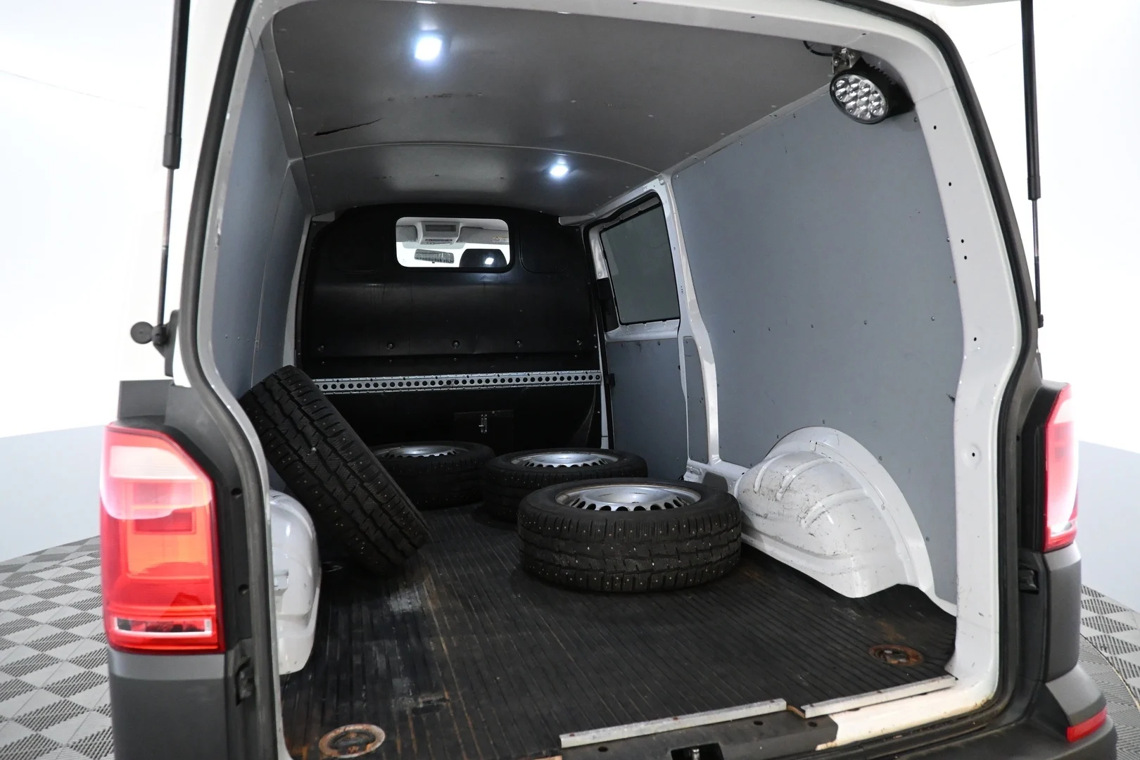 Car Image - 6ujXGNedO60OZsMQMhpd9P