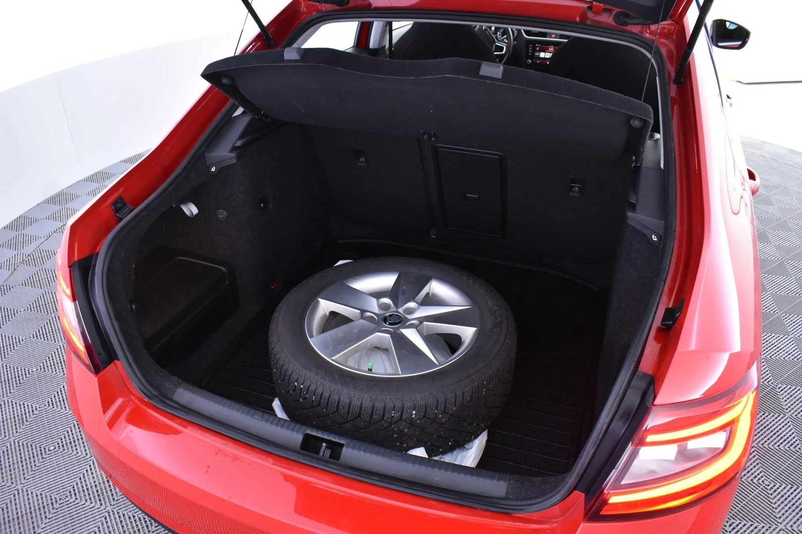 Car Image - 2ihd8ZiD8uXqcfDtDeRQYK