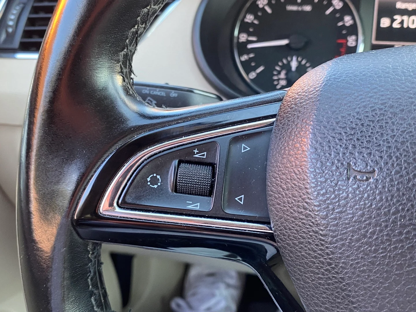 Car Image - 1D1hCris7iIQ37QVWdXhfO