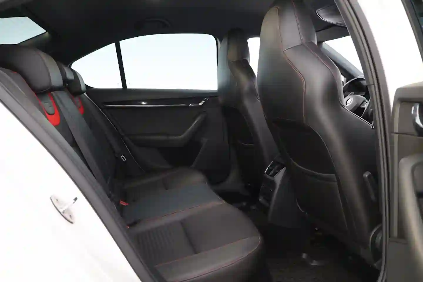 Car Image - 2qJEkn3y4aAt4X34cXeWC3