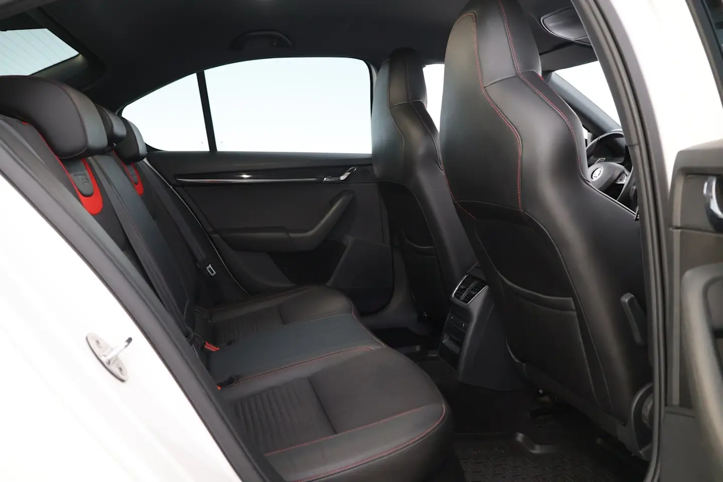 Car Image - 2qJEkn3y4aAt4X34cXeWC3