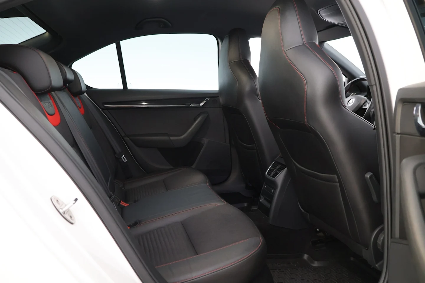 Car Image - 2qJEkn3y4aAt4X34cXeWC3