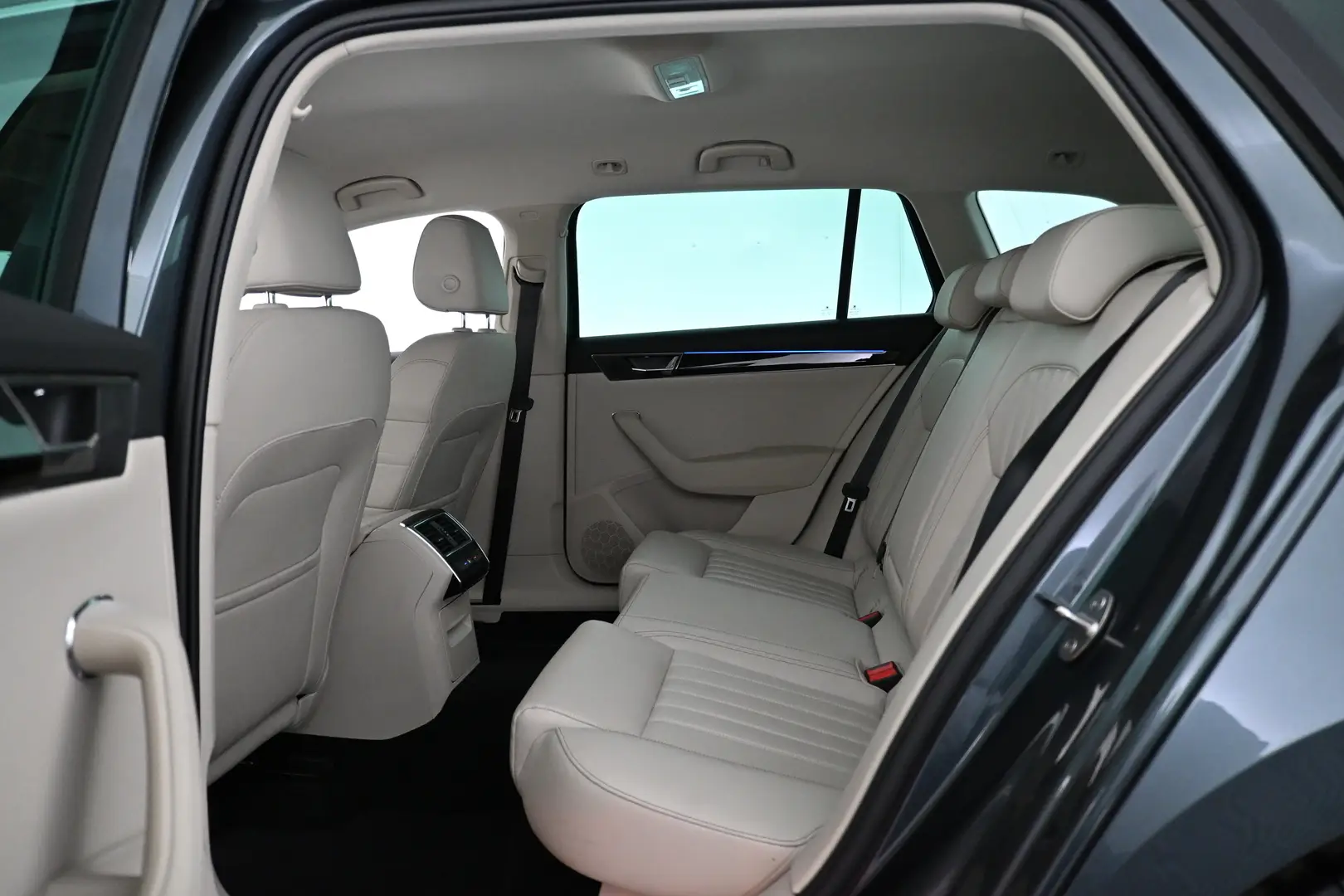 Car Image - 6O9FaZmGEMut87tKHAc1zl