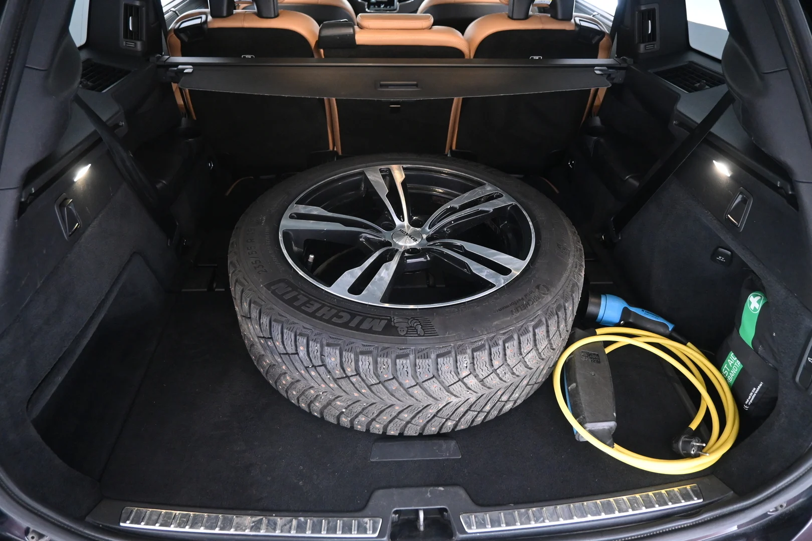 Car Image - 7iZ8vvXkAeZa6lKVkrMEUm