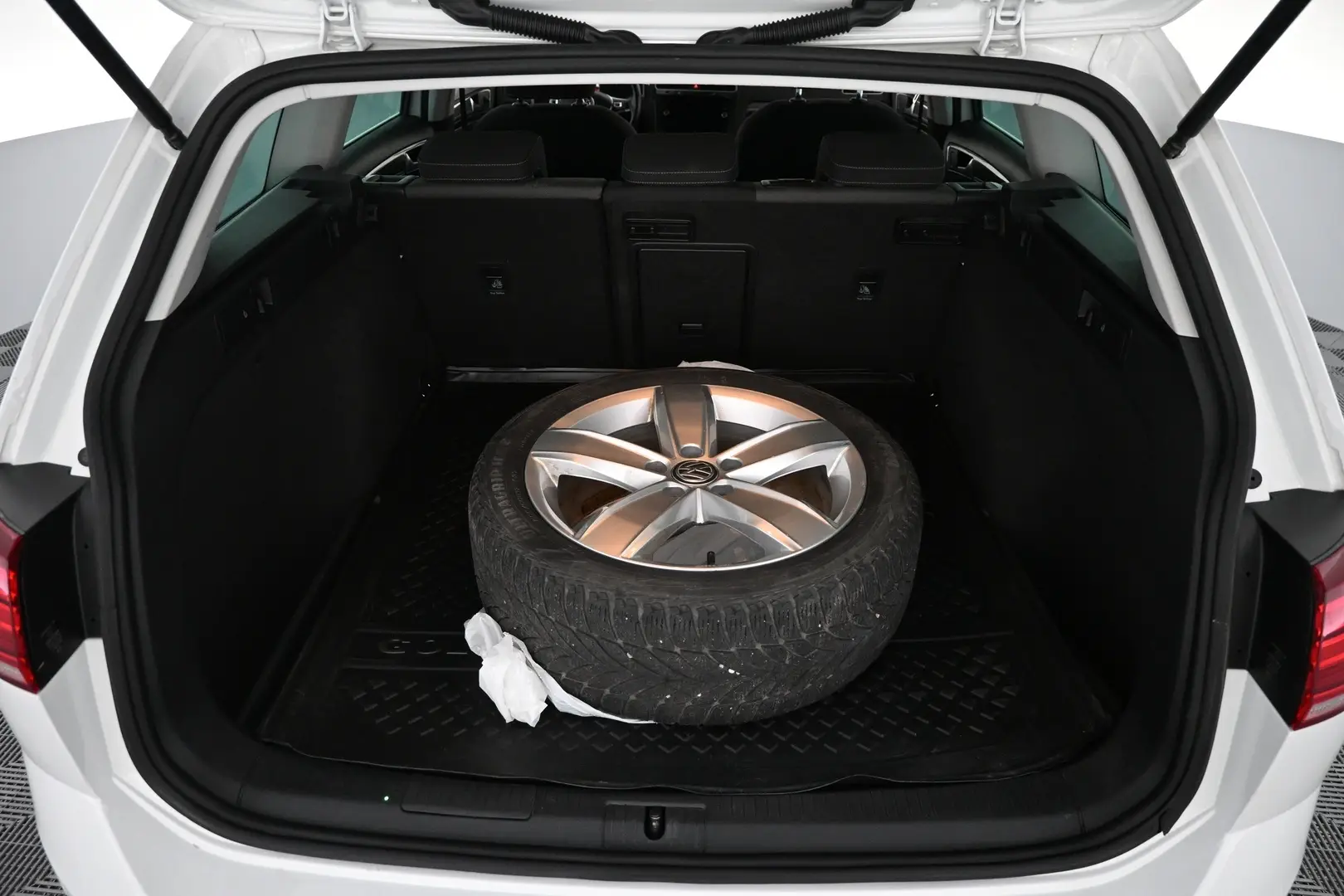 Car Image - 3xc09QO6xg85KbtzEDsQrM