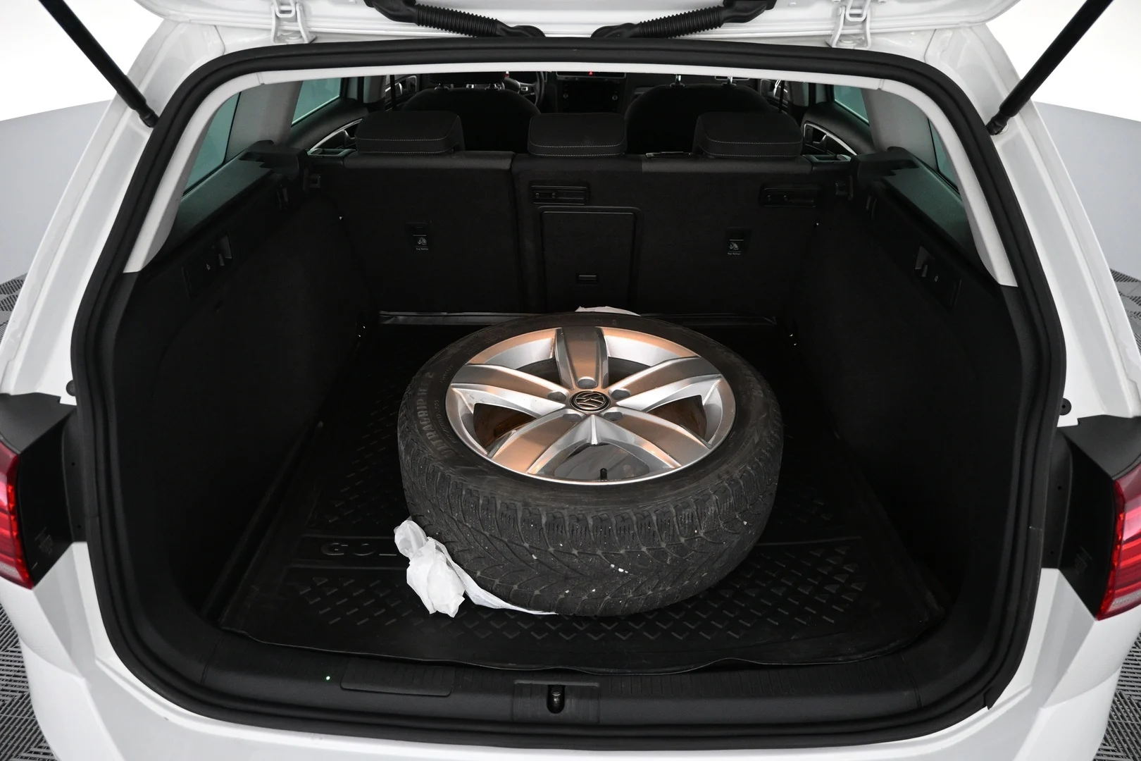 Car Image - 3xc09QO6xg85KbtzEDsQrM