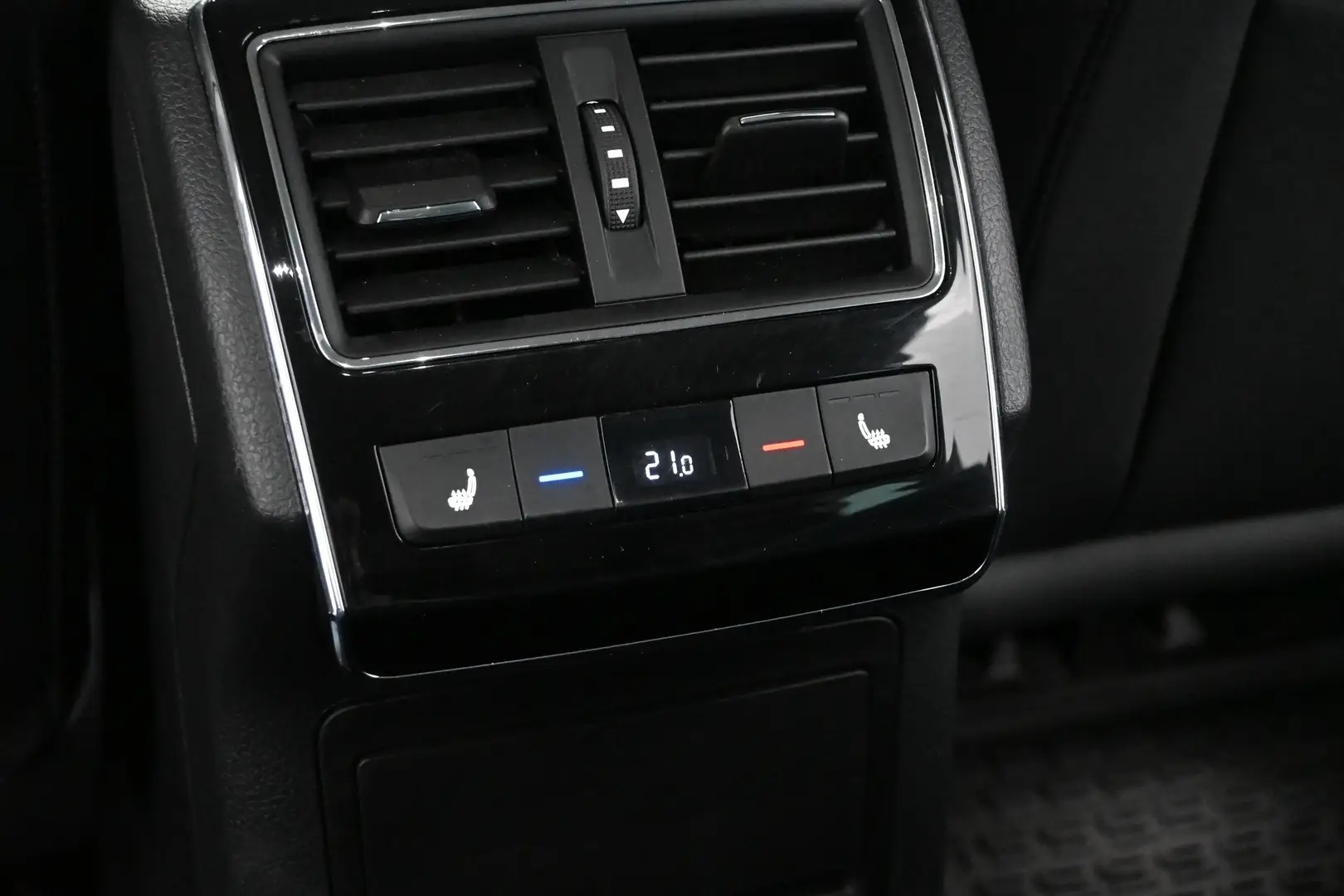 Car Image - zUvqFzreCXsyLiNV7CtkP