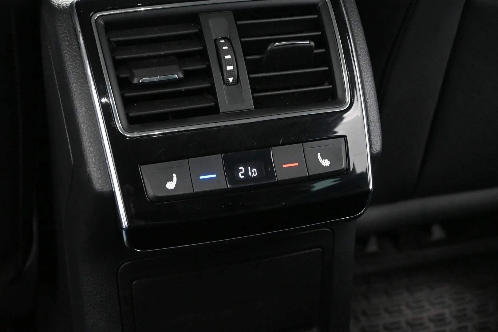 Car Image - zUvqFzreCXsyLiNV7CtkP