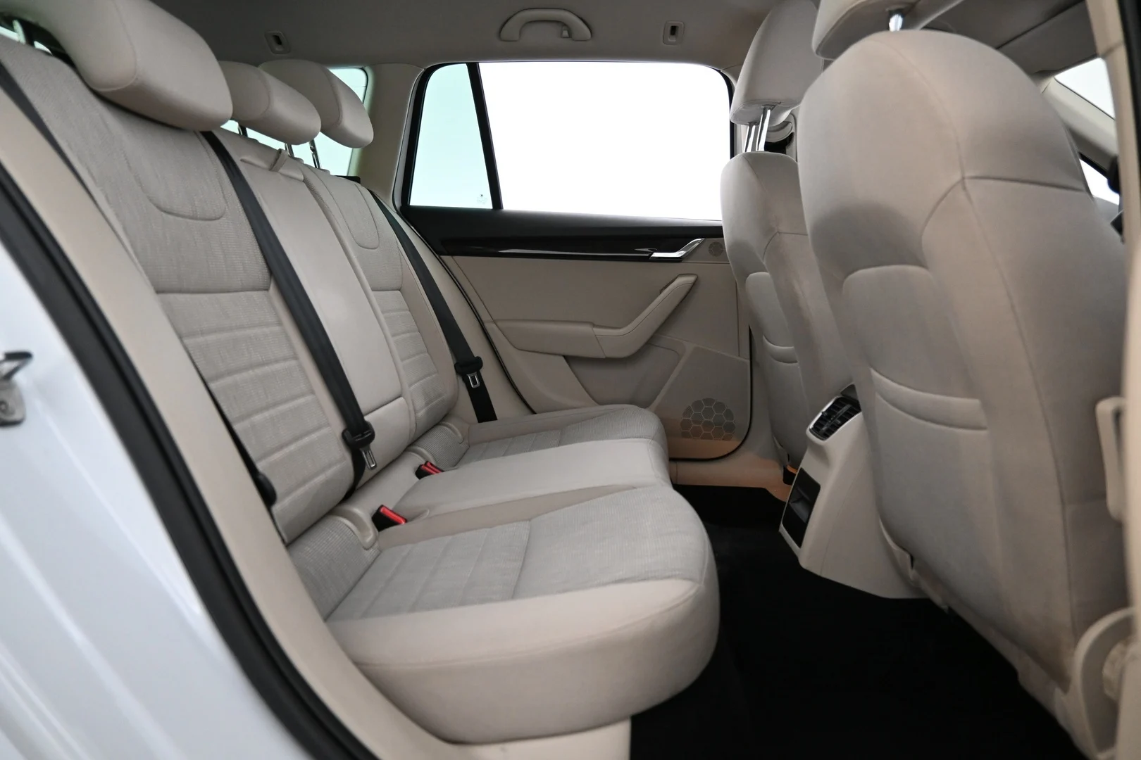 Car Image - H8Y9rGmeNAC2AkkVDRaRl