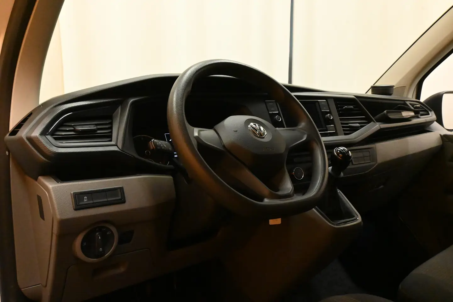 Car Image - ZyW2oKsnThRb8ZLBKBFoB