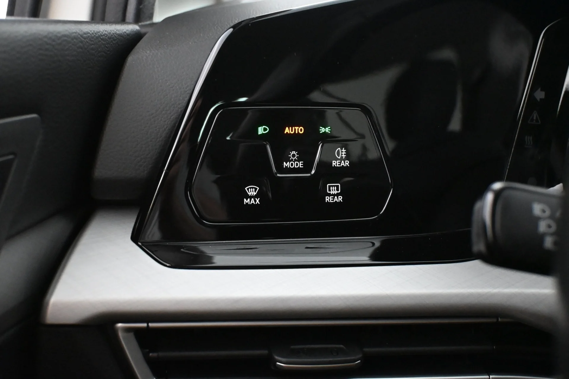 Car Image - 1c6mf4mkTDjaKwf2BcQlU9