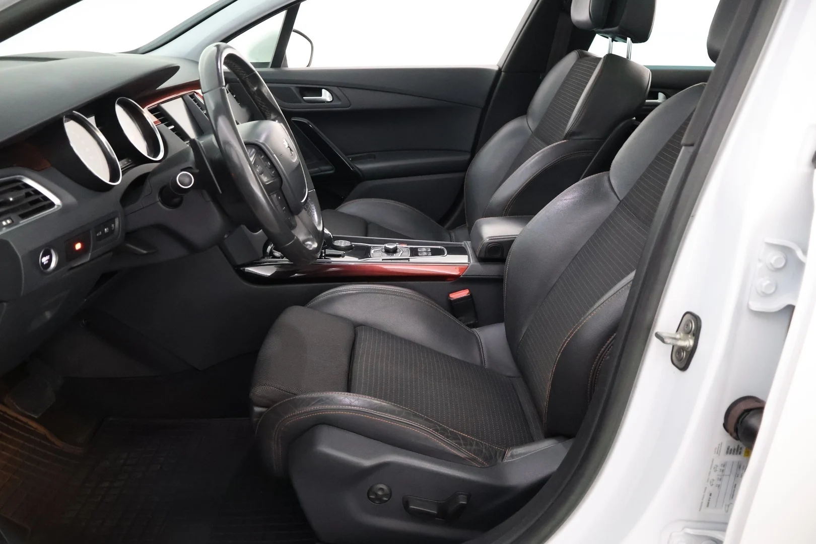 Car Image - 6wFLSK8PsRvrGyzjXXopZo