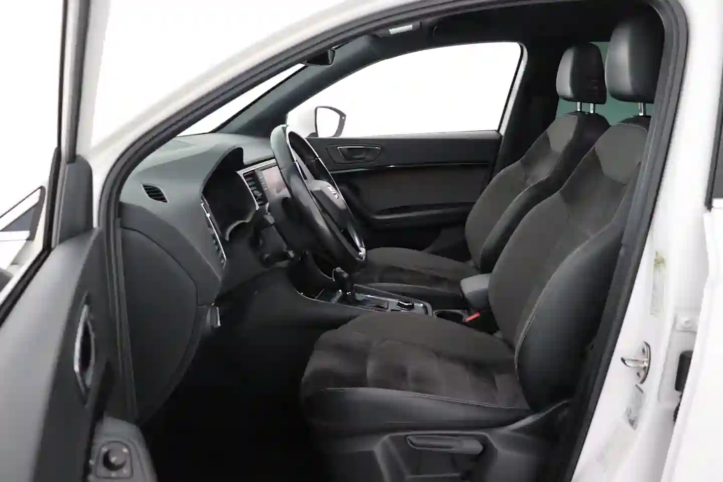 Car Image - 2b2TSoeHZ6GgCx4u3k4nSO