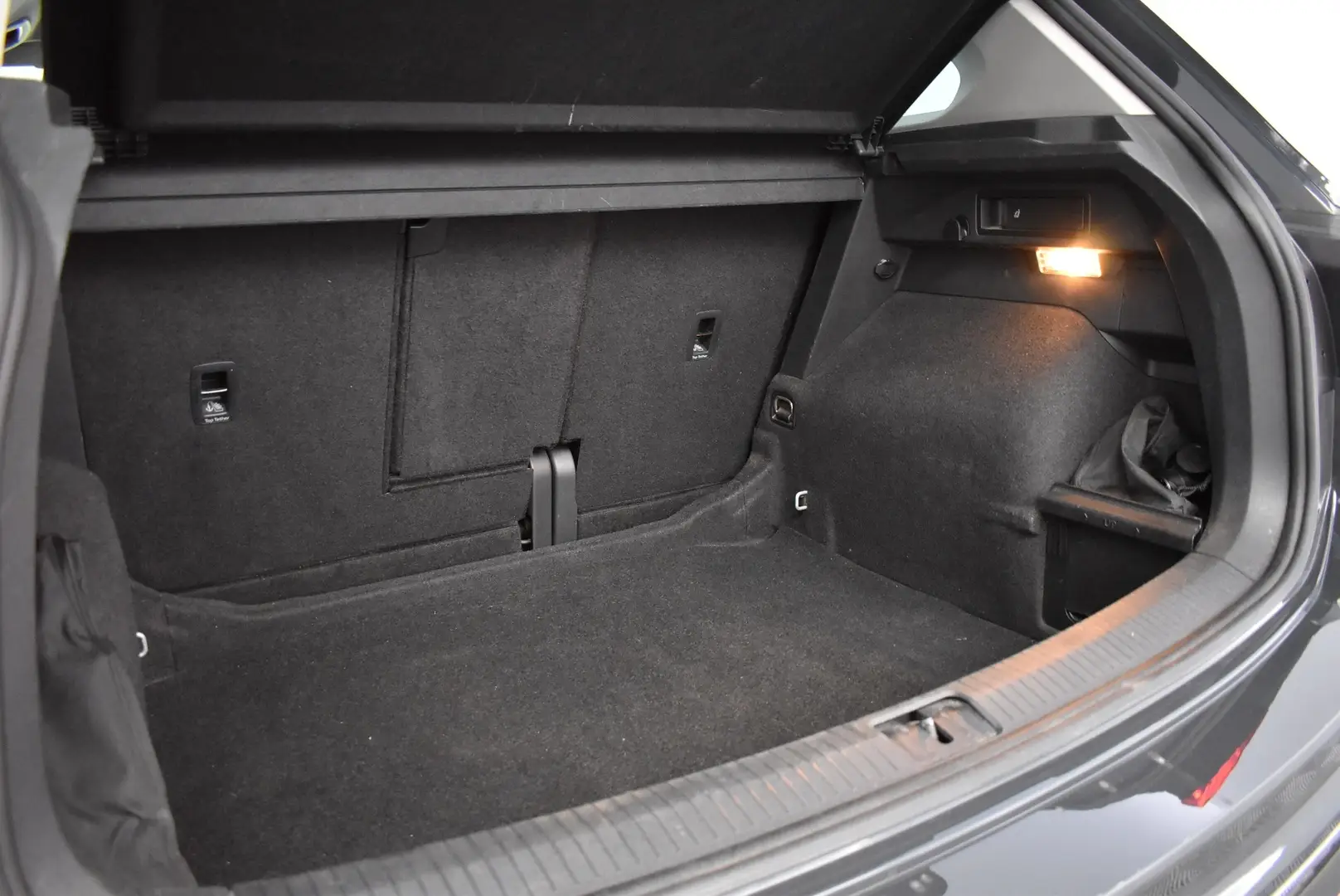 Car Image - 2XiJRns1nJ0t10v8oFK7hP