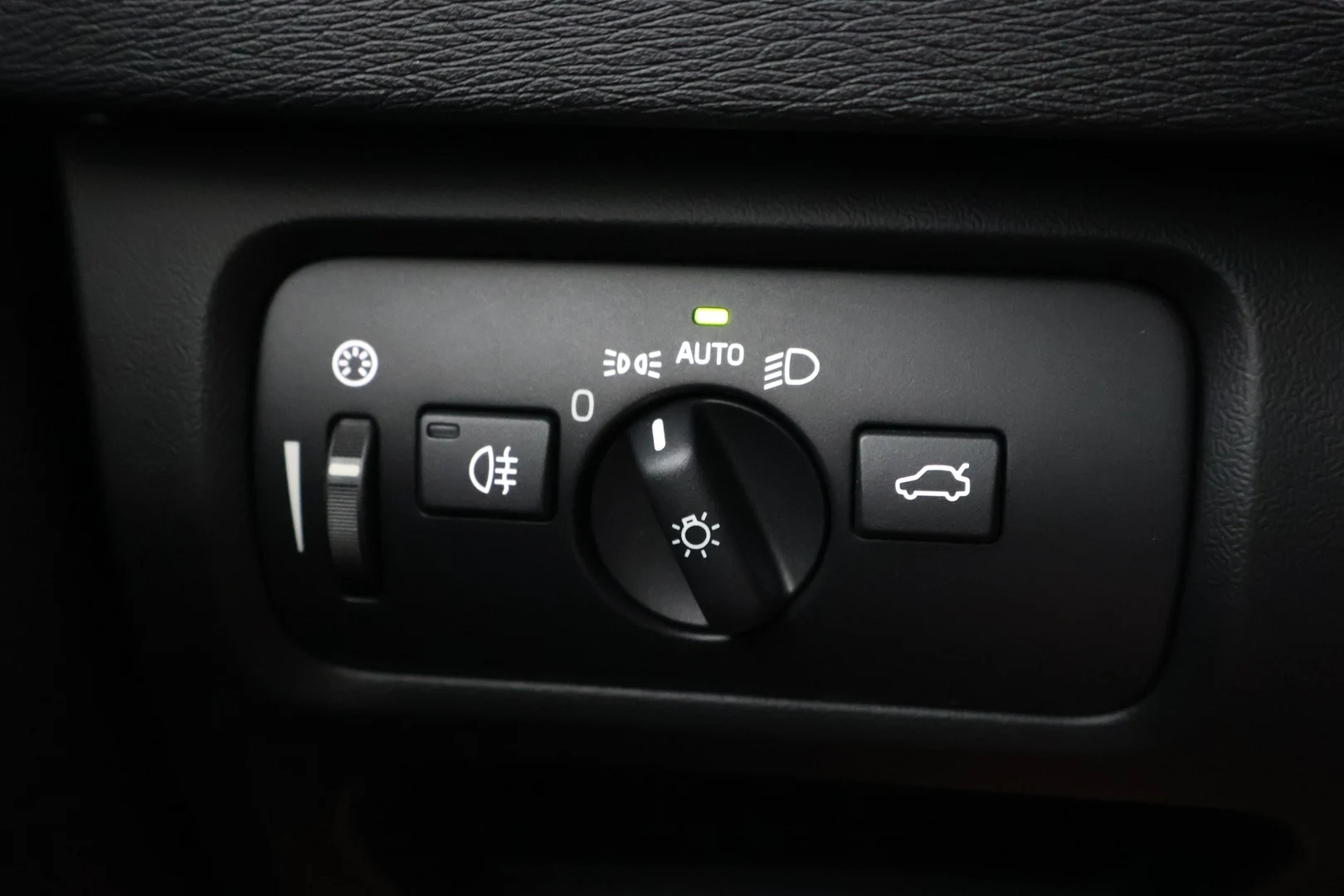 Car Image - 76No27FeUSq4m57u6d8llG