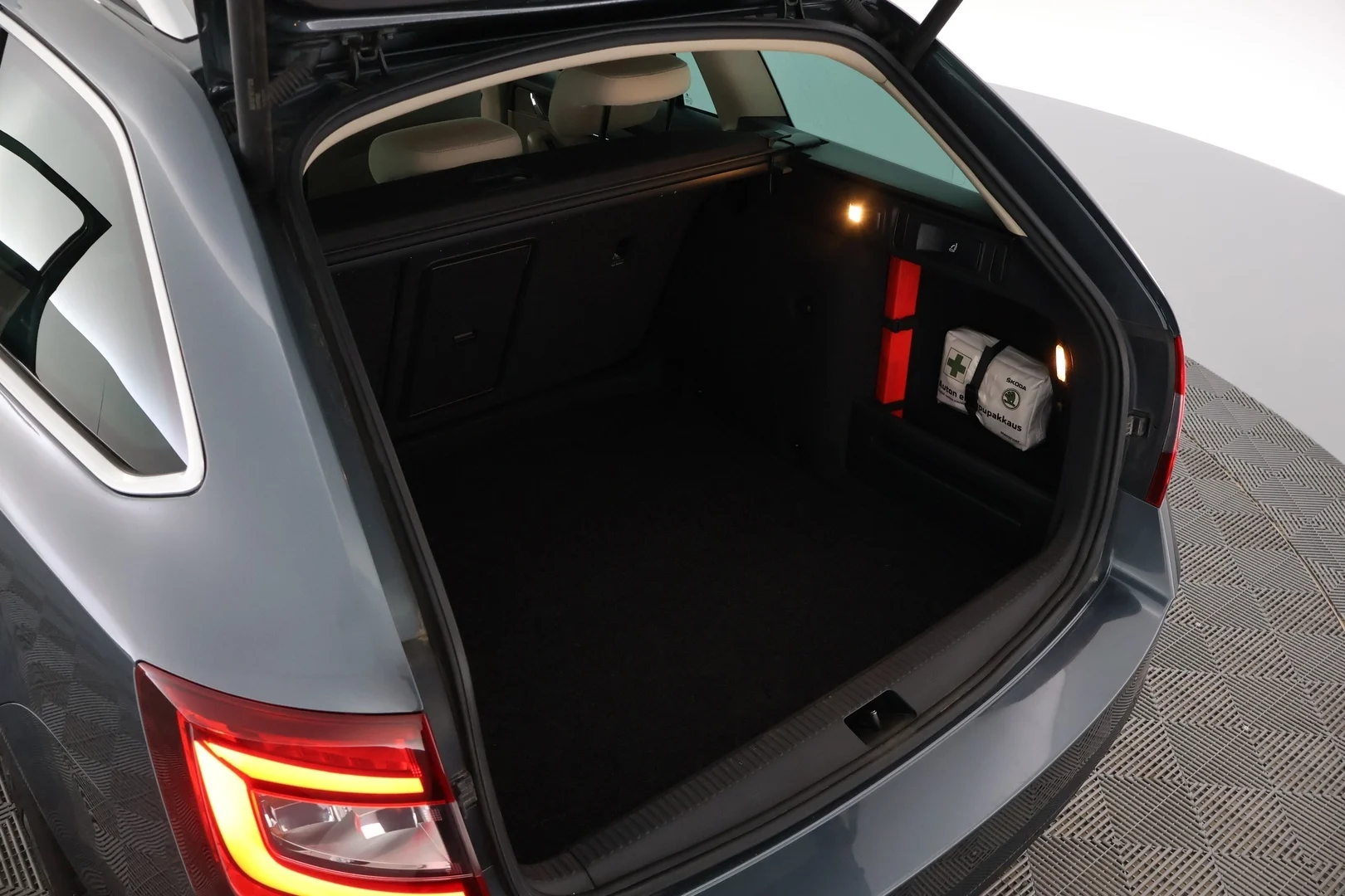 Car Image - 2NiNh2GPZaUIoFccHPqVhJ