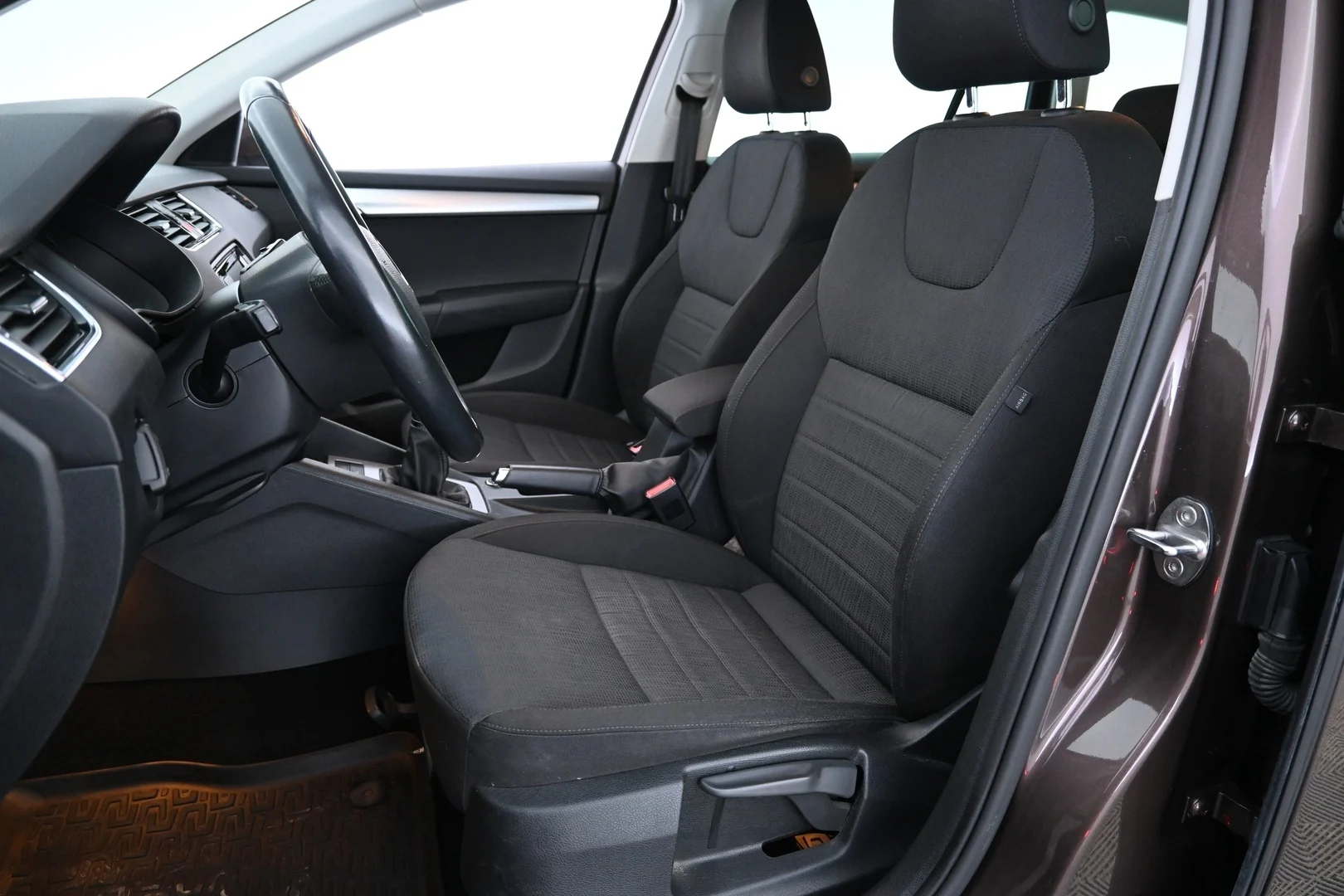 Car Image - ggi6FaqaENbQDowsZVg5Y