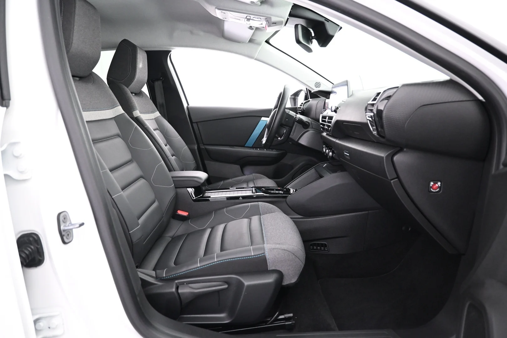 Car Image - 3eUv8X0m79eqD1jYcxlUlr