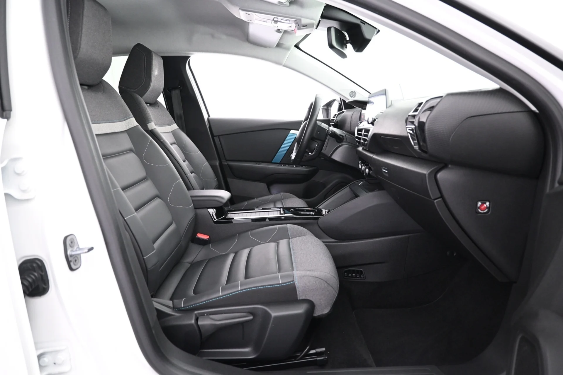 Car Image - 3eUv8X0m79eqD1jYcxlUlr