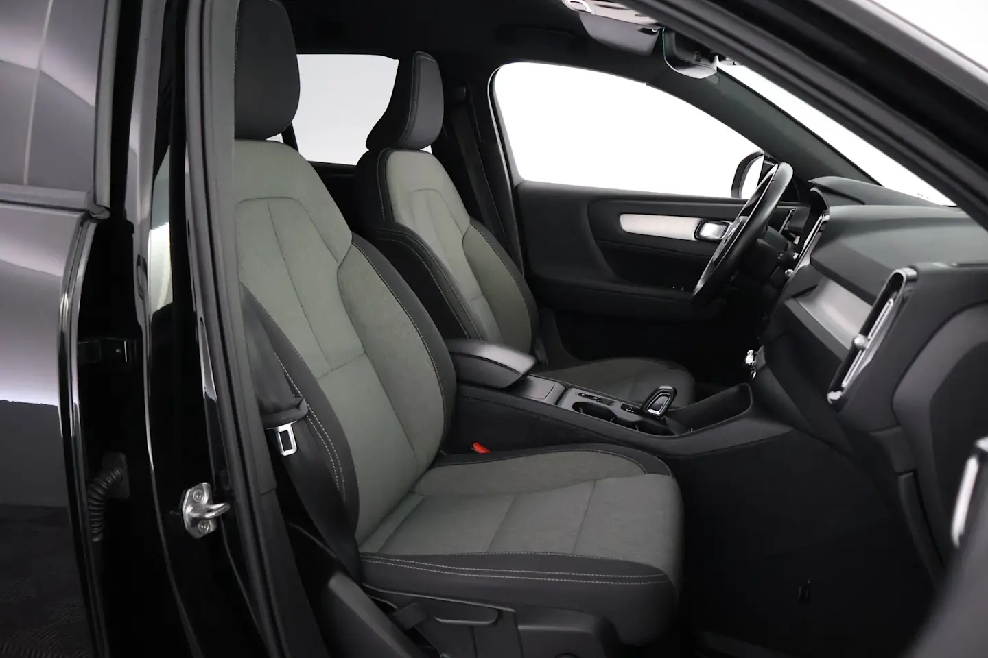 Car Image - bKW2yekrLAqCWqtBVZbd8