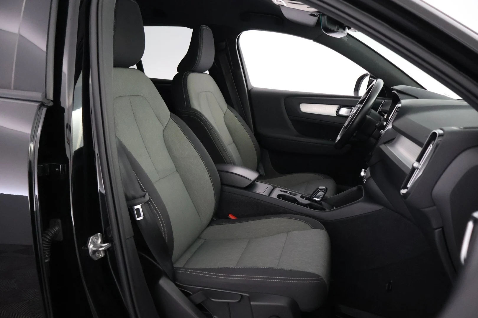 Car Image - bKW2yekrLAqCWqtBVZbd8