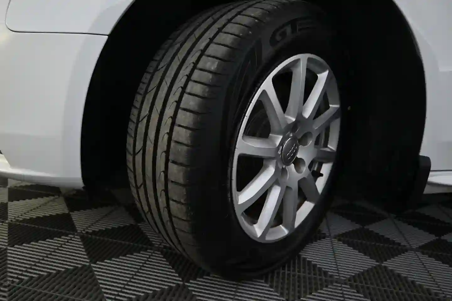 Car Image - 2E6jlw2vdJFrc3lSwAjnuu