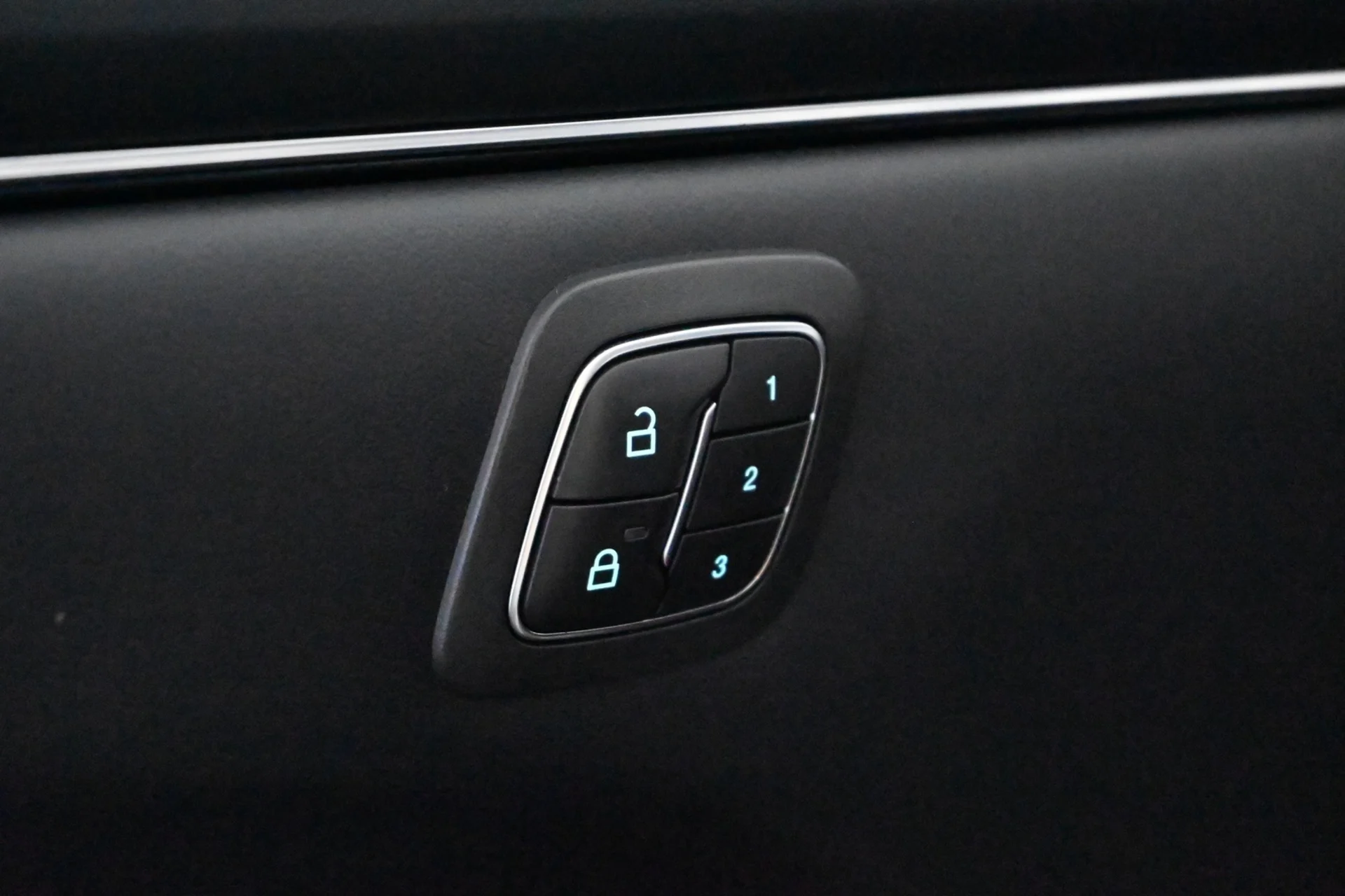 Car Image - 2I2tR4ryqL9iLbxJT3yv1j