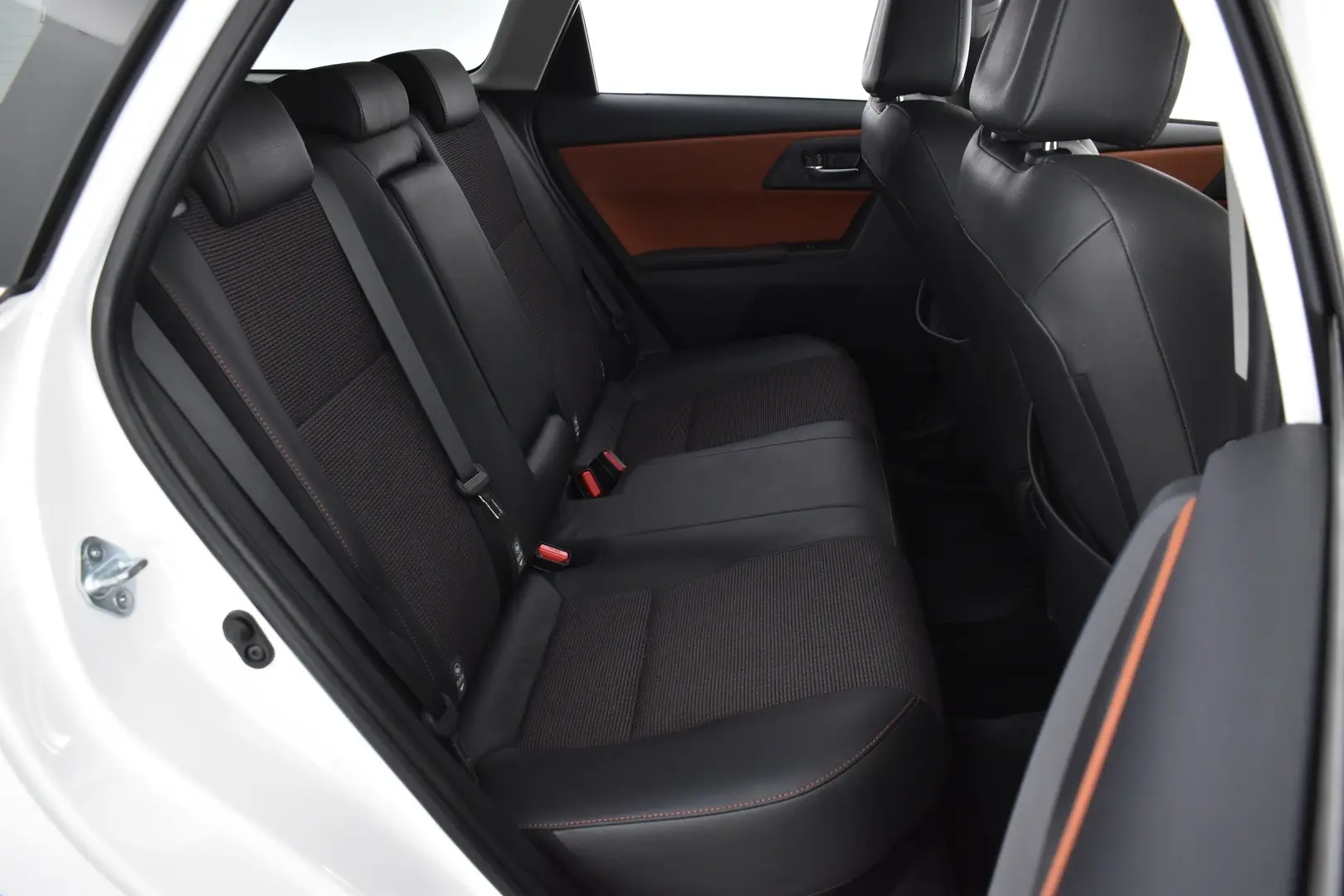 Car Image - 716sLpc6D9aXnenV5L3NyL
