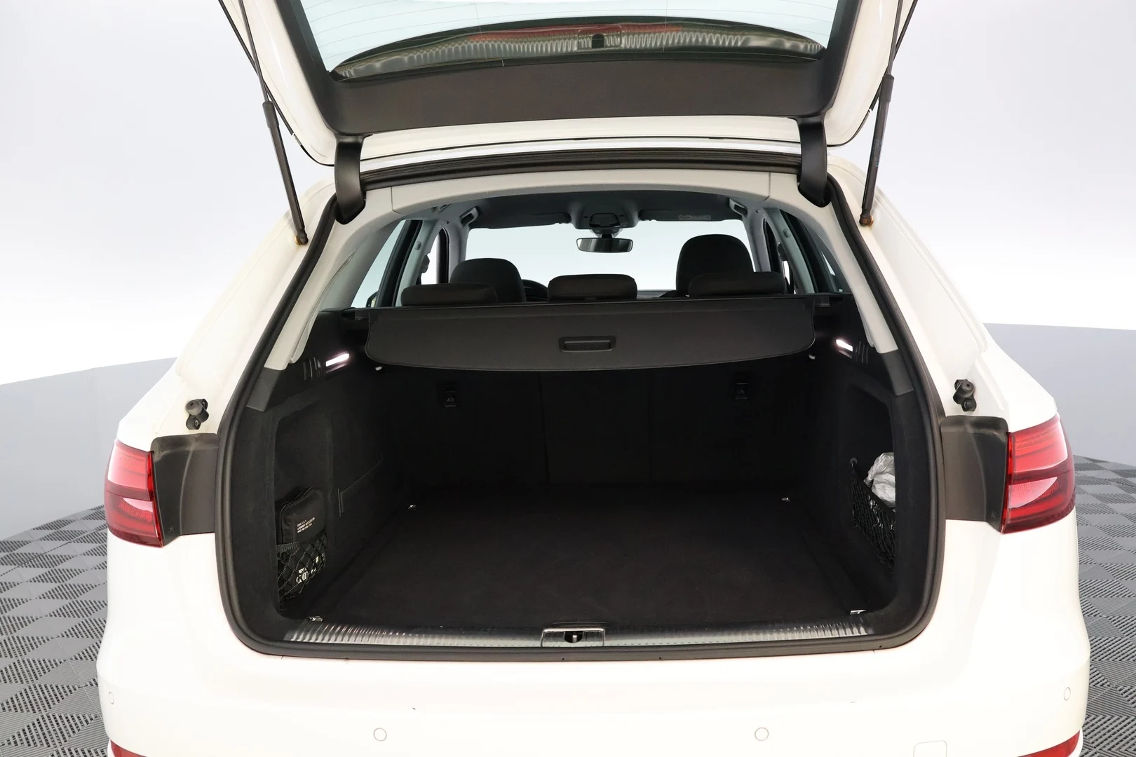 Car Image - 5AKms8zlOYF5dxaizOwO21