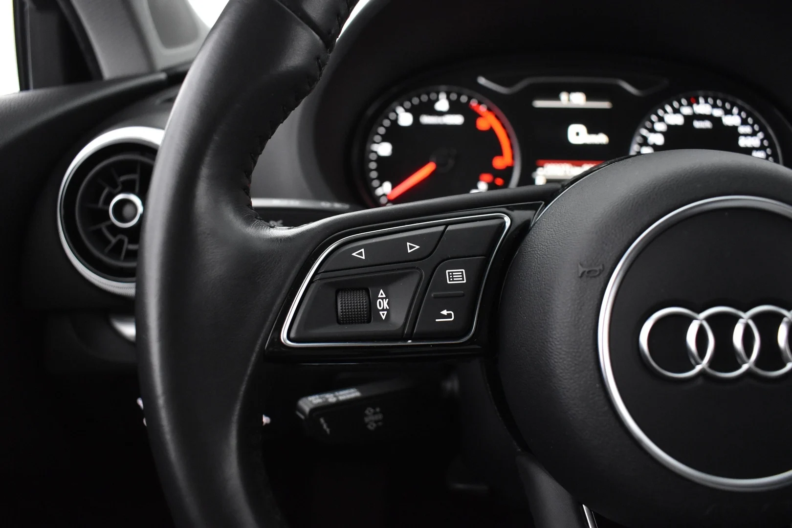 Car Image - neOXz5DDaQr2L7jPamqm9
