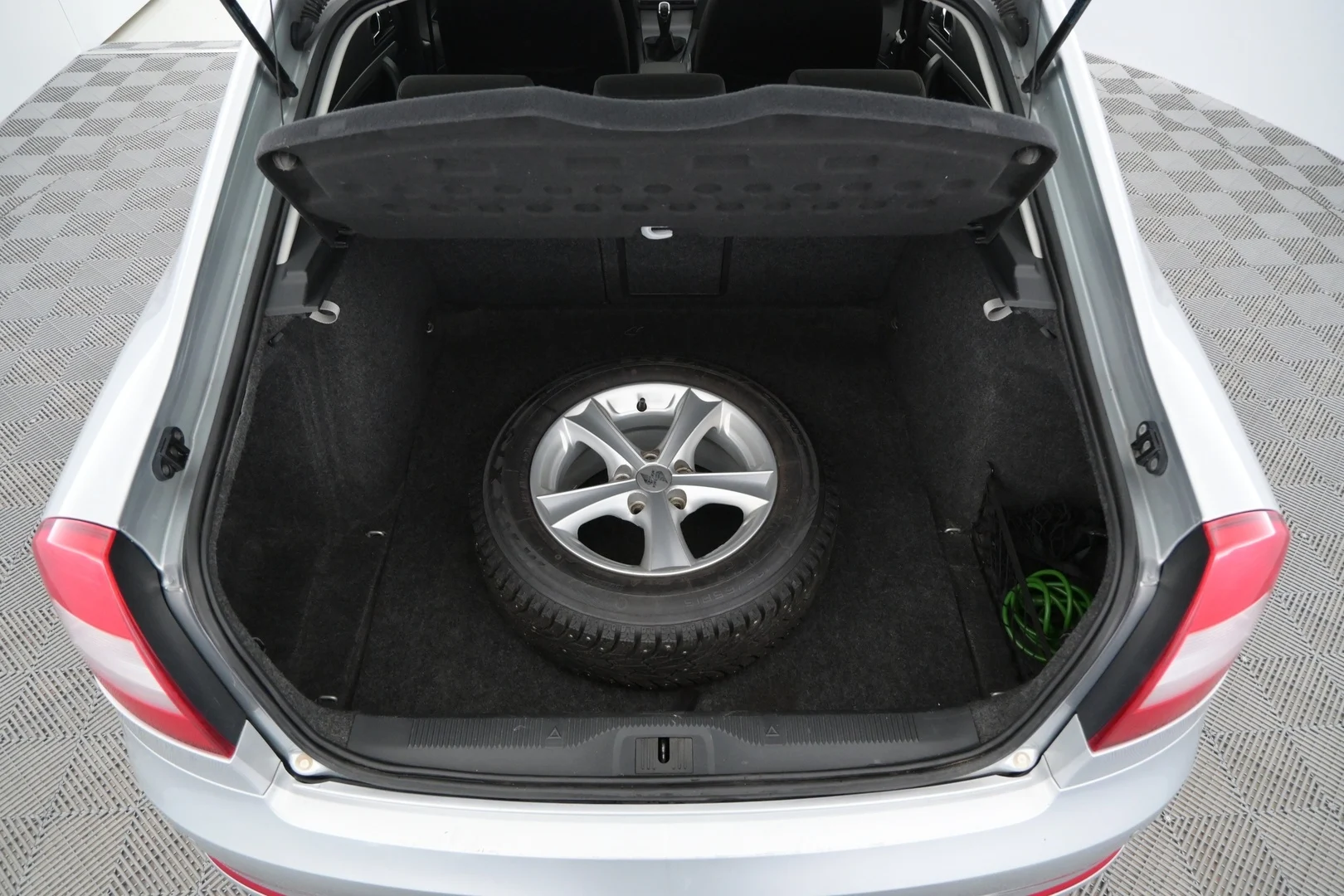 Car Image - 2zrDk9AeDntnqM2LsiRzbS