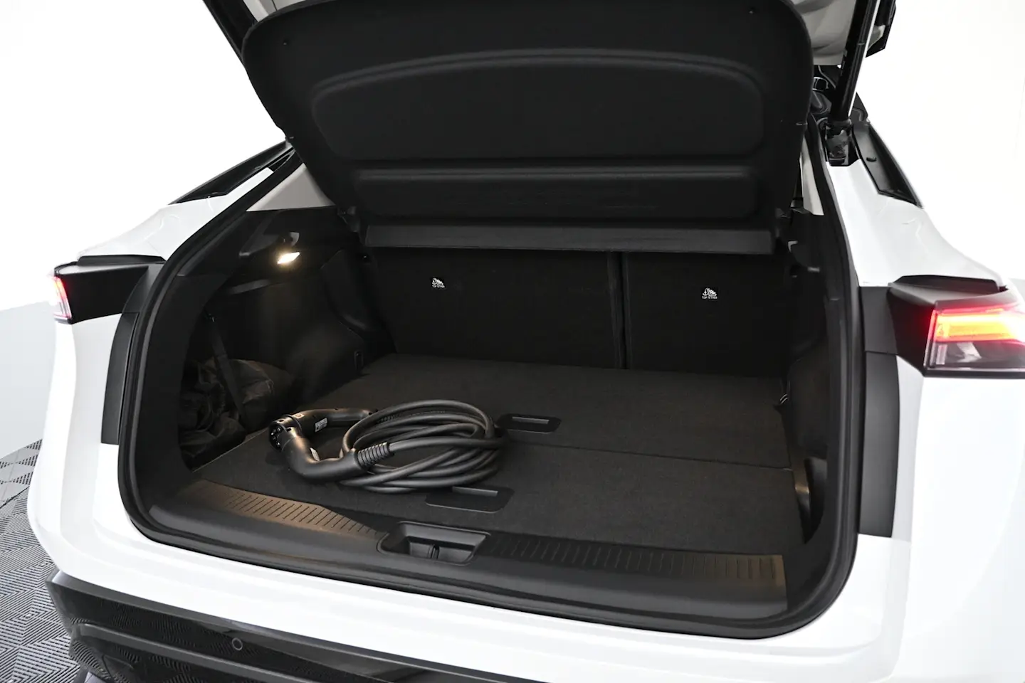 Car Image - 6wIdqQOZDTRb2jhdnYiAlt