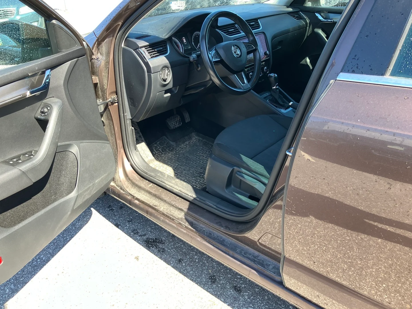 Car Image - ax1kbt9pET5mWjAp3eVt4