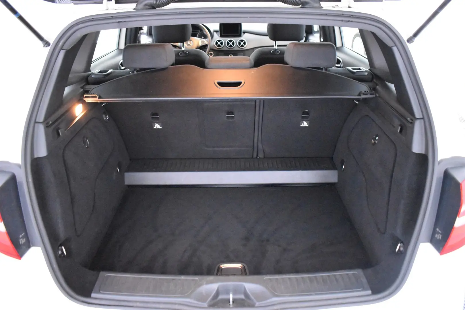 Car Image - GjT6VcPIJxzirGwUrGAic