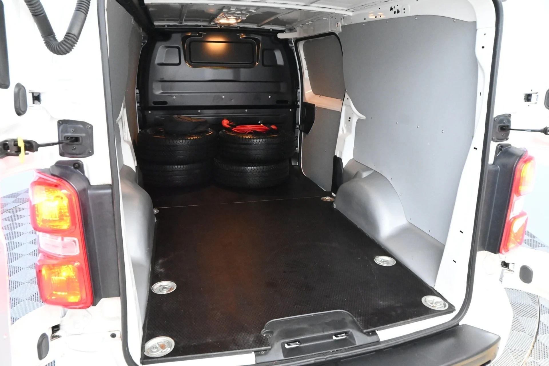 Car Image - XPDmlEzmLAROkvusokYE7