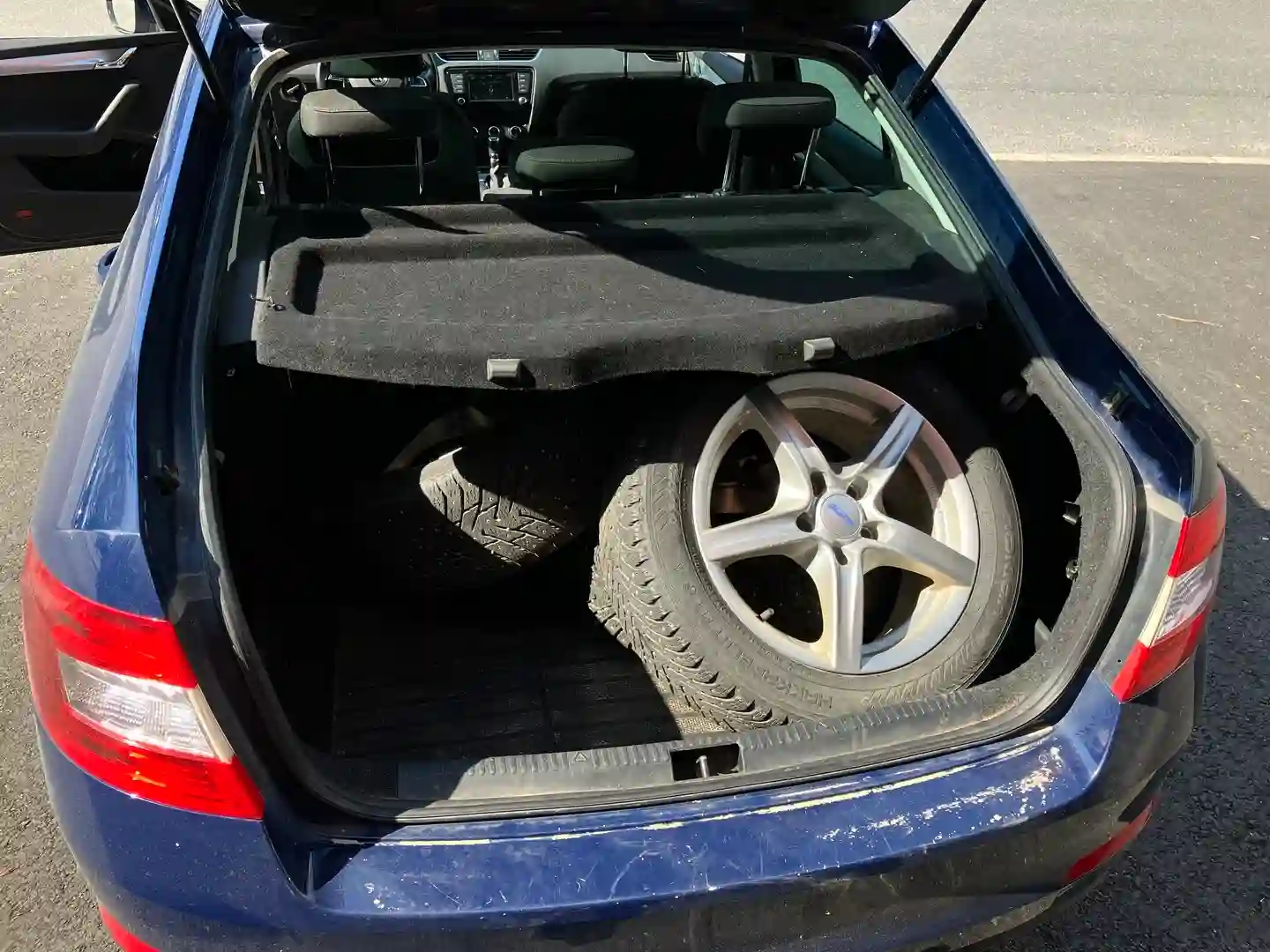 Car Image - 72SFiUHqw3k0LLy9IqUhzn