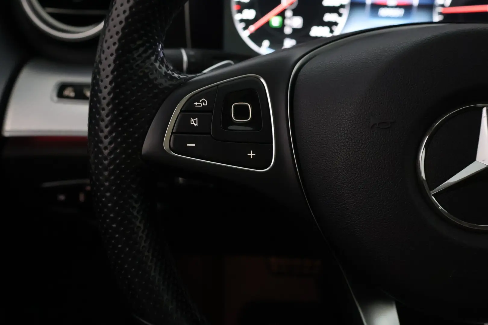 Car Image - 5BMAkzcYoec3y307NCVkXt