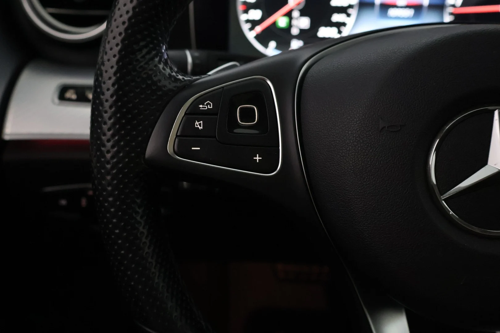 Car Image - 5BMAkzcYoec3y307NCVkXt
