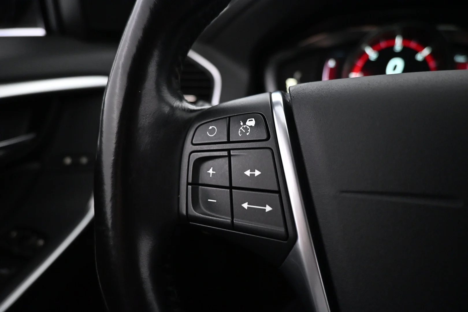 Car Image - 7upItpT9DBhj8LJSraA9XY